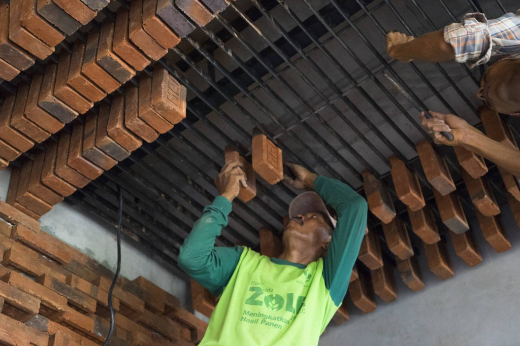 Những người thợ thi công đang gia cố trần nhà bằng gạch