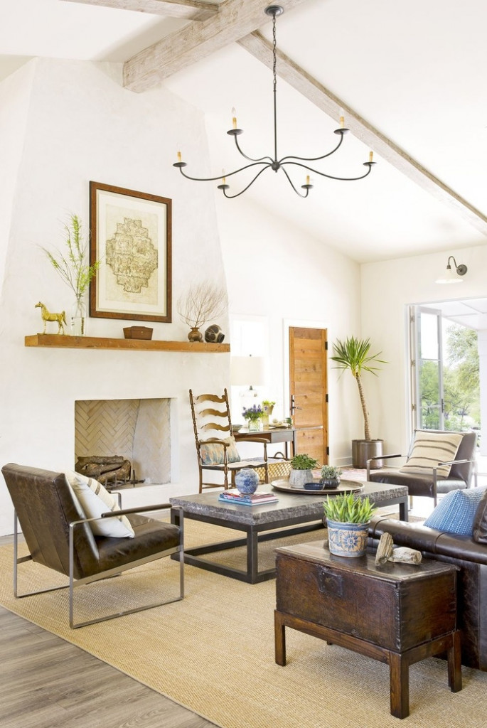 Mộc mạc không có nghĩa là tối. Trong ngôi nhà này, nhà thiết kế Lisa Hilderbrand đã tạo ra một phòng khách thoáng mát, mộc mạc bằng cách lắp đặt một lò sưởi bằng vữa mới và sàn gỗ, đồ nội thất bằng da, cây cối và bàn cà phê bằng đá.
