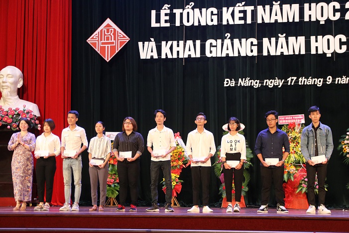 Công ty AKZO NOBEL Việt Nam trao trặng học bổng