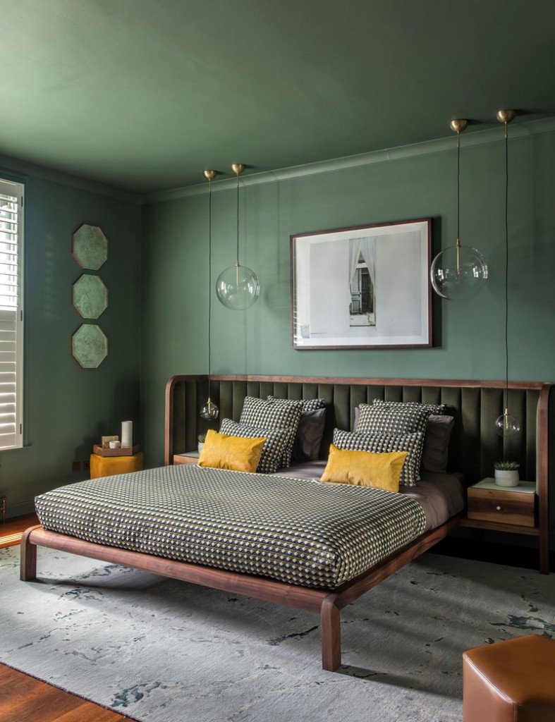 Tường sơn màu xanh lá cây kết hợp với sàn và giường màu nâu gợi lên nét duyên dáng, mộc mạc