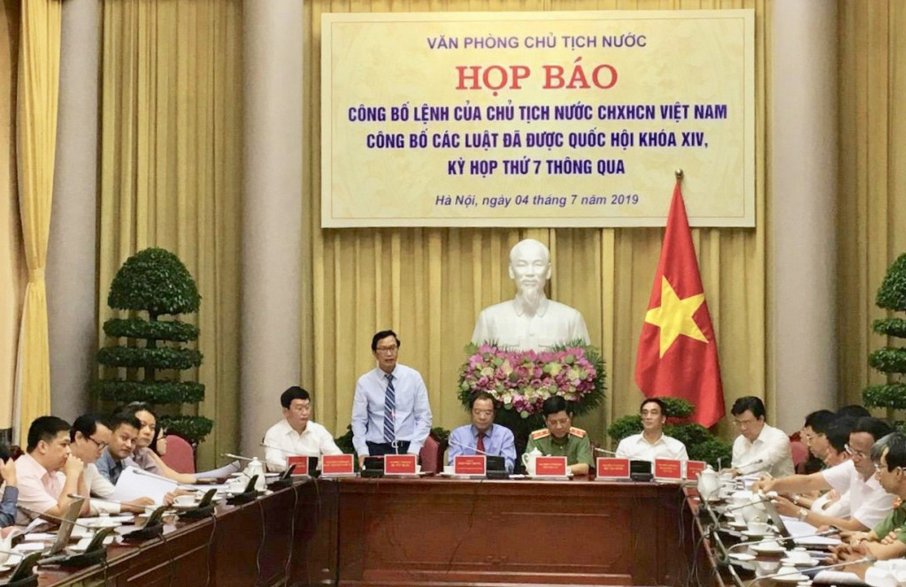 Thứ Trưởng Bộ Xây dựng Nguyễn Đình Toàn đại diện Lãnh đạo Bộ Xây dựng dự buổi Họp báo công bố Lệnh của Chủ tịch nước CHXHCN Việt Nam công bố các luật bao gồm Luật Kiến trúc đã được Quốc hội khóa XIV, kỳ họp thứ 7 thông qua