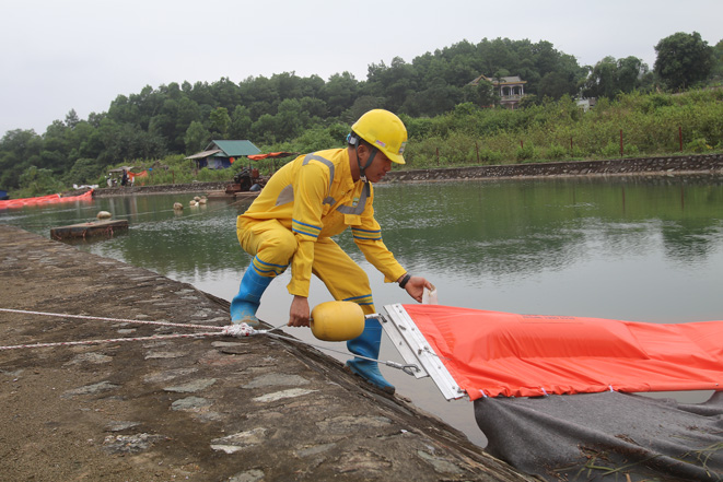 Xử lý ô nhiễm tại đầu nguồn nước sạch sông Đà. Ảnh: Lê Phú