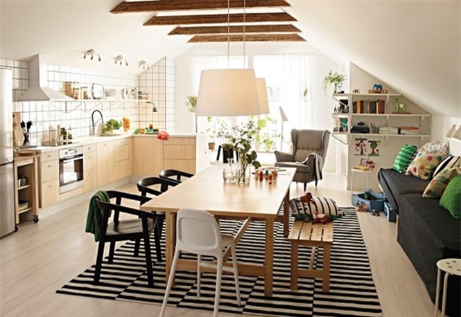 Bàn ăn, tủ bếp và sàn nhà được làm bằng gỗ có vân màu vàng sáng góp phần bừng sáng cho căn phòng