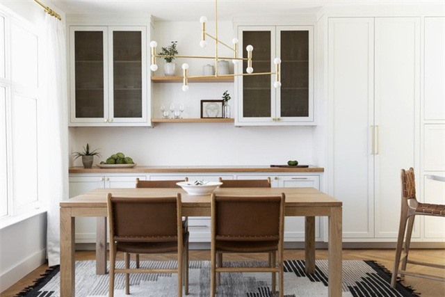 Căn phòng ăn của gia đình với sự kết hợp của gam màu trắng và chất liệu gỗ tự nhiên đem đến cảm giác vô cùng thân thiện, gần gũi