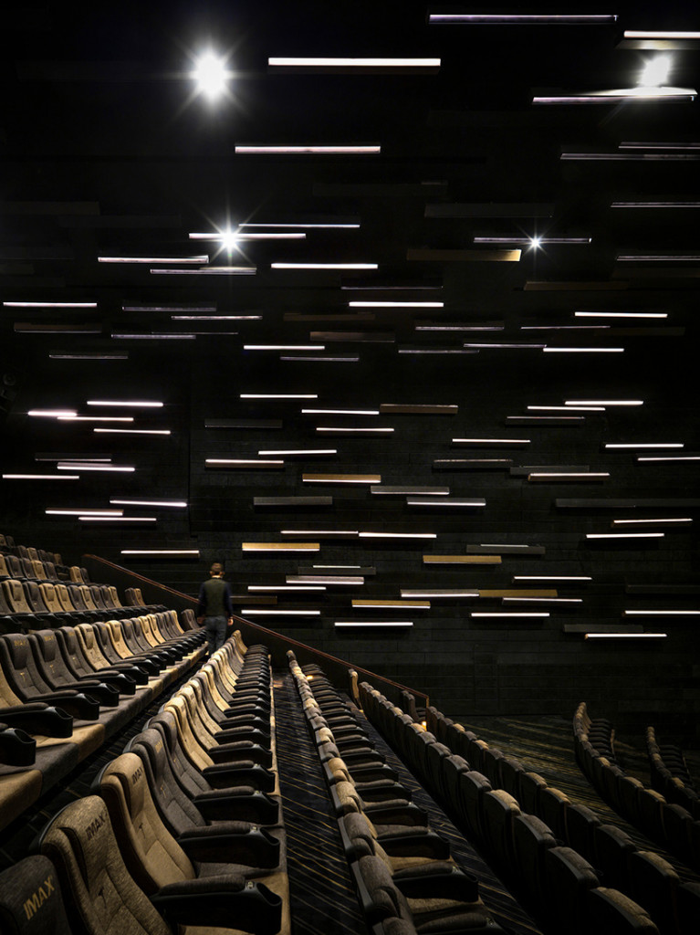 Những kiểu trang trí tường khác nhau đã được thiết kế trong toàn bộ rạp chiếu phim