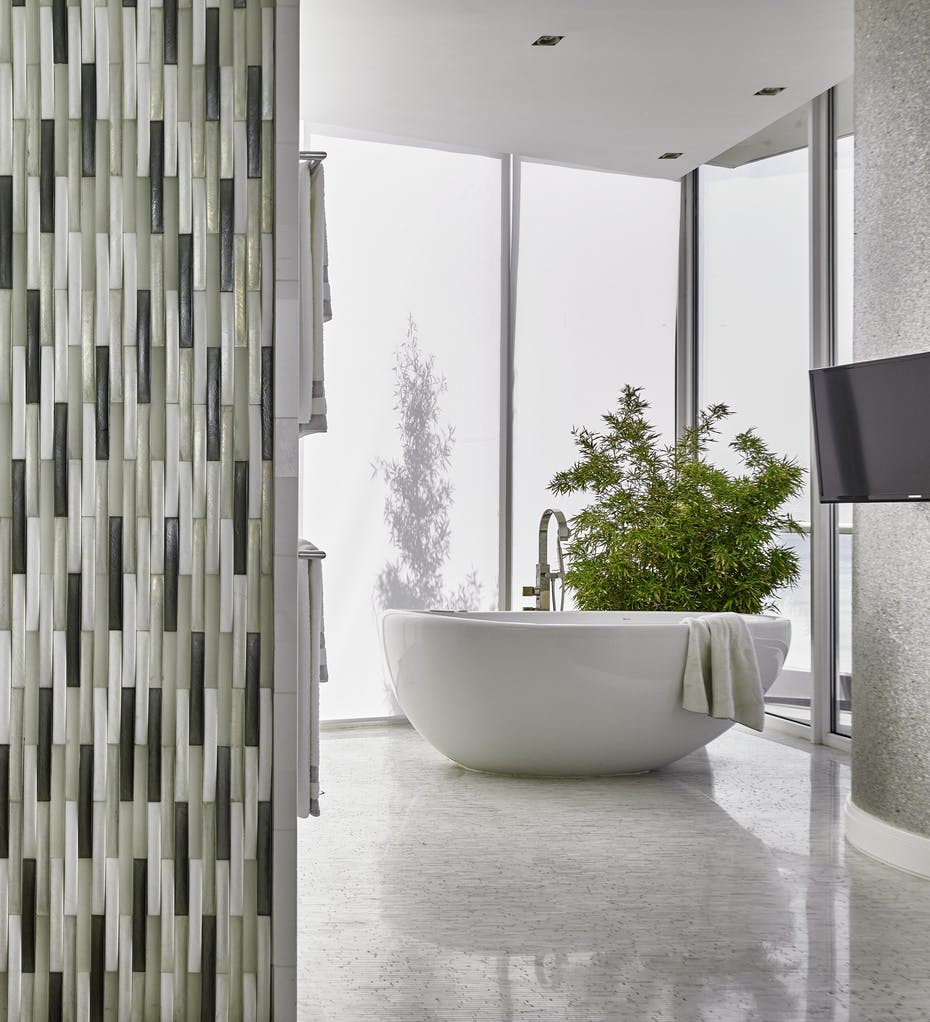 Cây xanh cũng là một yếu tố giúp không gian phòng tắm tươi mát, dễ chịu hơn