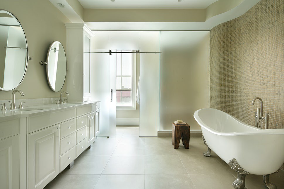 Để có được ánh sáng tự nhiên vào bên trong phòng tắm bạn nên lựa chọn thiết kế cửa kính