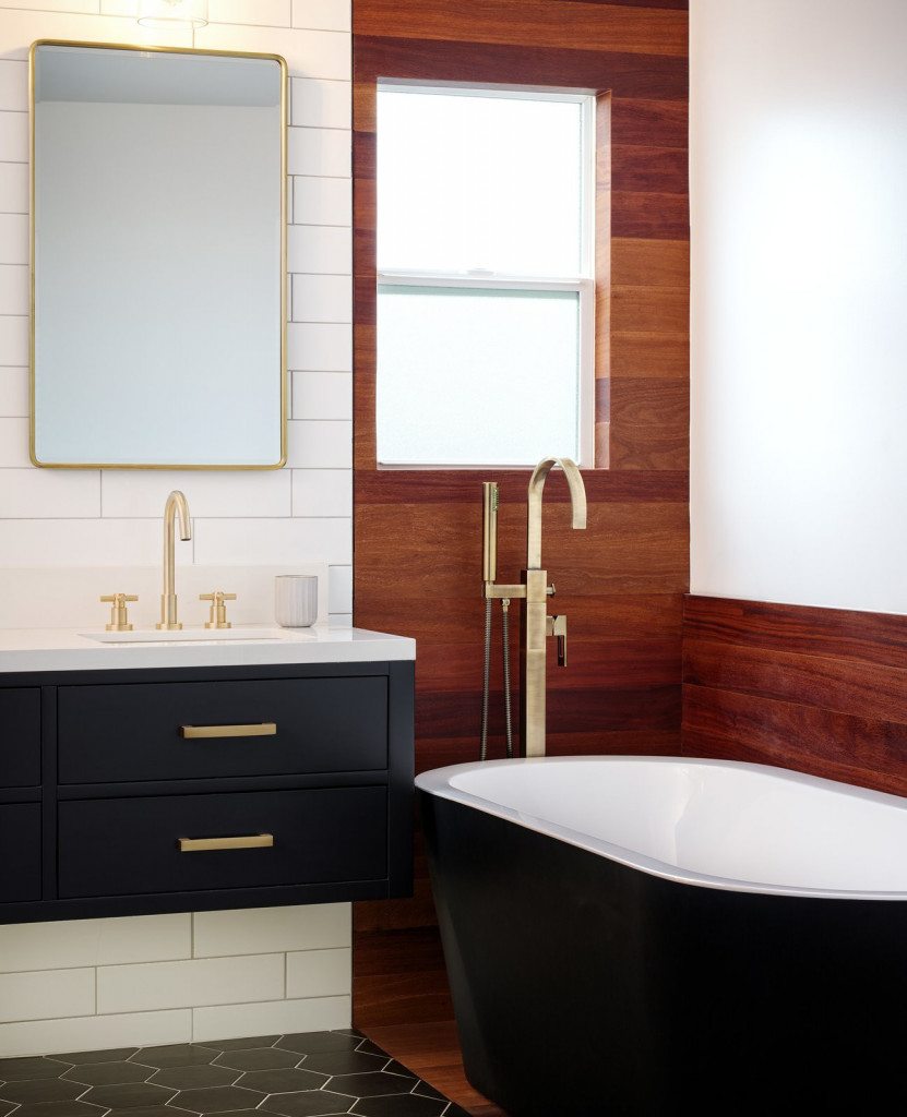 Những tấm gương treo tường cỡ lớn vừa có tác dụng phản sáng, vừa tạo ảo giác không gian phòng tắm rộng rãi hơn
