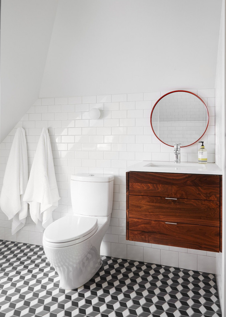 Căn phòng tắm nhỏ được thiết kế với sắc trắng chủ đạo vô cùng dễ chịu cho gia đình