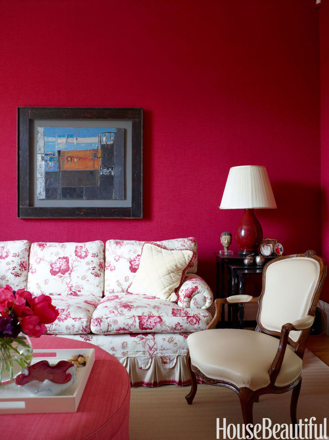 Ghế sofa trở nên hấp dẫn, tươi mới hơn bao giờ hết nhờ hệ thống bọc lót toàn hoa sặc sỡ. Đừng quên bài trí một lọ hoa có sắc màu đậm đà tương tự như vậy vừa hợp ghế sofa vừa khiến tường nhà màu đỏ hồng thêm ấn tượng nhé!