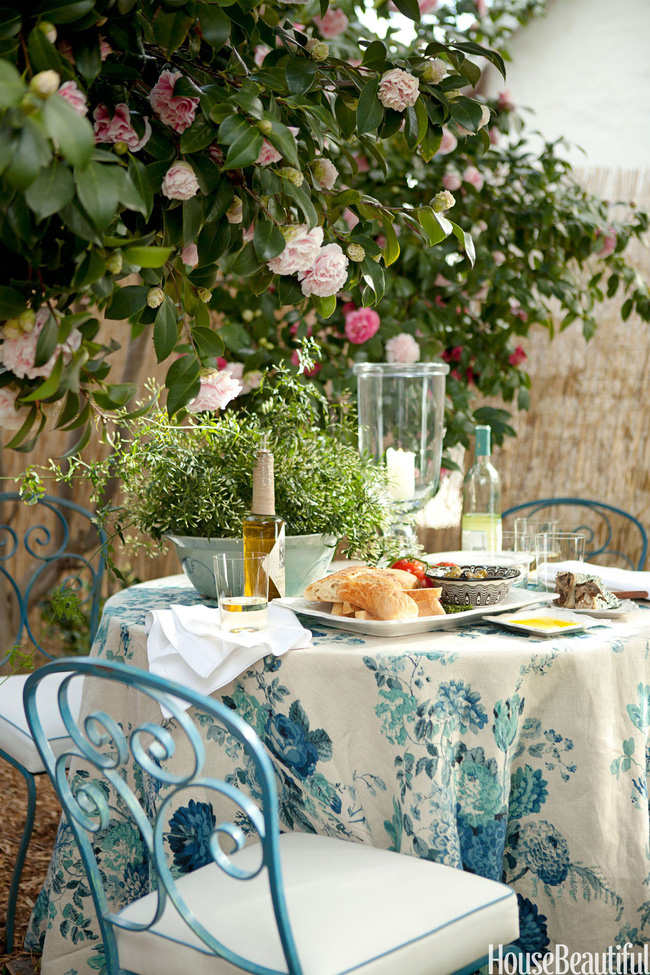 Thêm một chút hoa lá đầy sức sống của mùa xuân cho bàn ăn của bạn. Hoa trà rủ xuống bàn ăn, bên trên bàn trải khăn in hoa ấn tượng càng khiến không gian bừng sáng.