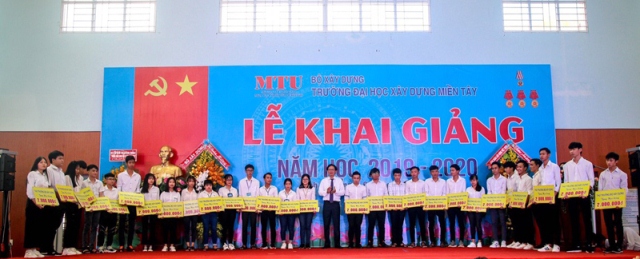 Thứ trưởng Nguyễn Đình Toàn trao học bổng cho các sinh viên