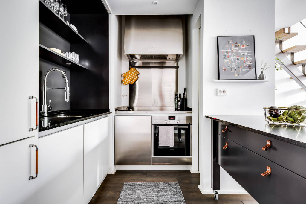 Không gian nấu nướng nổi bật với gam màu trắng - đen