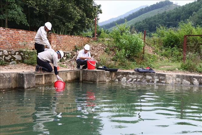 Các lực lượng chức năng tiến hành lấy mẫu nước tại Công ty cổ phần đầu tư nước sạch Sông Đà để kiểm tra, kiểm định. Ảnh: Thanh Hải/TTXVN