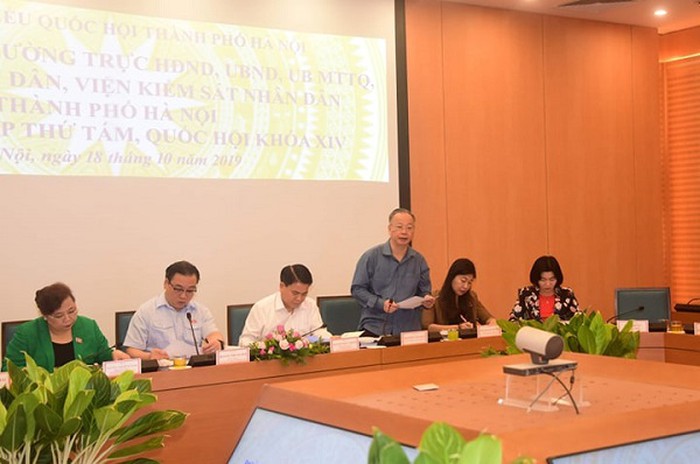 Phó Chủ tịch Thường trực UBND TP Hà Nội Nguyễn Văn Sửu báo cáo với đoàn ĐBQH Thành phố