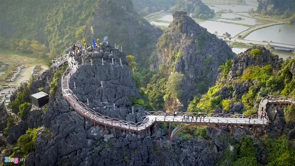 Từ tháng 8/2017, cây cầu lên đỉnh núi Cái Hạ thuộc khu du lịch Tràng An cổ bắt đầu được xây dựng dù không phép. Ảnh: Quang Vinh.