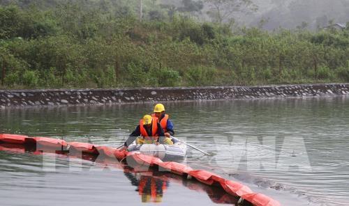 Lực lượng chức năng kiểm tra phao ngăn dầu sau sự cố có váng dầu vào nguồn nước sông Đà. Ảnh: Thanh Hải/TTXVN
