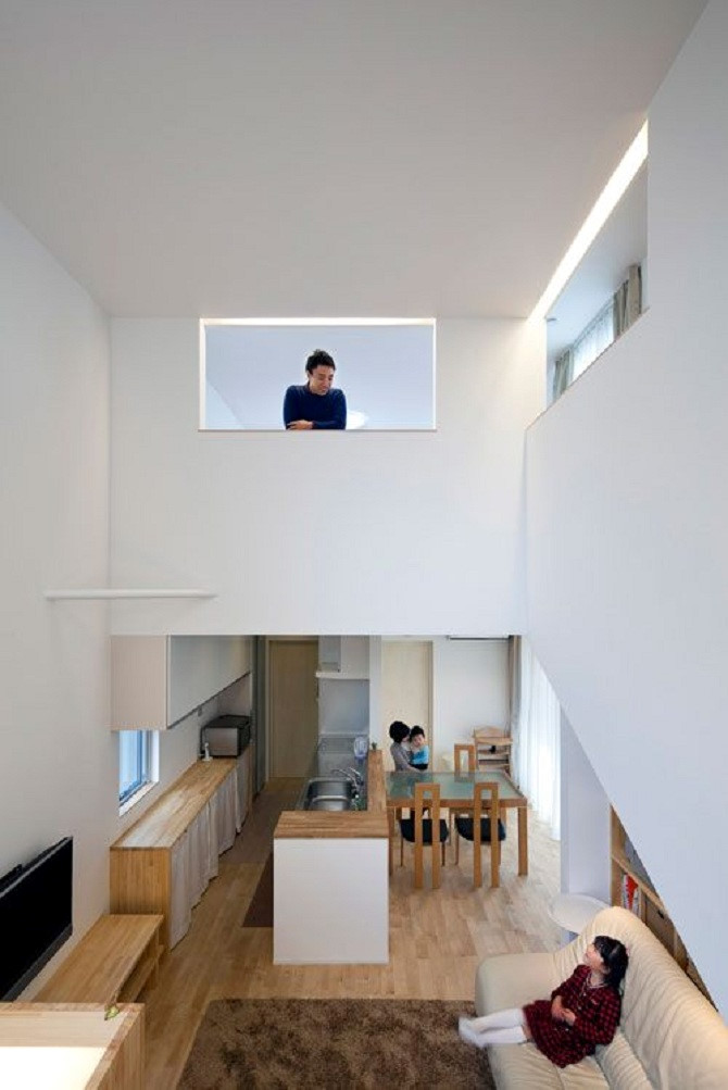 Thêm một thiết kế thông tầng giúp phòng khách rộng và nhiều ánh sáng hơn. Ảnh: Pinterest 