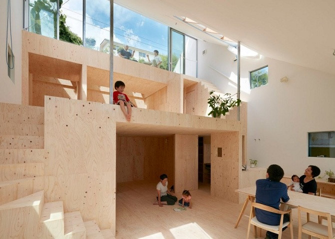 Ngôi nhà thông tầng với tường trắng, cửa kính và nội thất chủ yếu bằng gỗ giúp tận dụng tối đa không gian. Thiết kế này dù hiện đại vẫn phù hợp với gia đình có nhiều thế hệ cùng chung sống. Ảnh: Pinterest