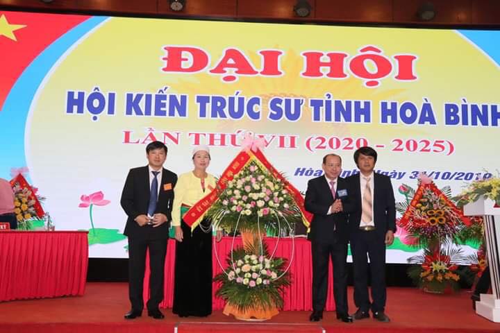 Đồng chí Bùi Đức Hinh, Phó Chủ tịch UBND tỉnh tặng hoa chúc mừng Đại hội Hội KTS tỉnh