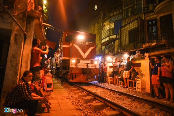Chụp ảnh tại phố cà phê đường tàu chở thành hoạt động ưa thích của du khách thi đặt chân đến Hà Nội. Ảnh: Duy Hiệu.