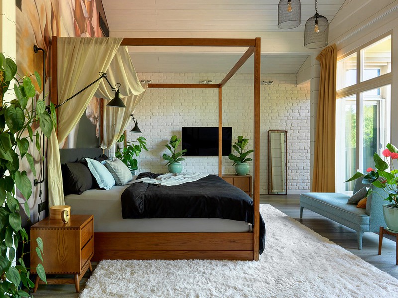 Phòng ngủ chính của nữ họa sĩ có một bảng màu rực rỡ hơn với màu vàng và nâu gỗ. Cây trồng trong phòng, trồng tự nhiên và phát triển theo mọi hướng.
