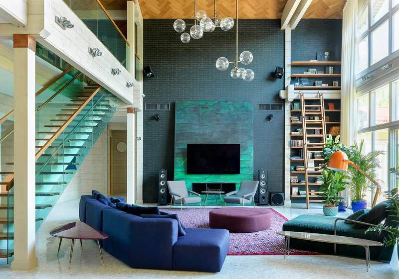 Phòng khách được sắp xếp như một bức tranh nghệ thuật với những bảng màu tự nhiên nhất gồm xanh lá, xanh dương, tím thẫm…