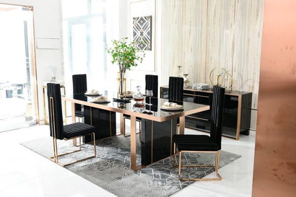 Mặt bàn và ghế ăn màu đen để phù hợp với phòng ăn mang phong cách hiện đại và sang trọng