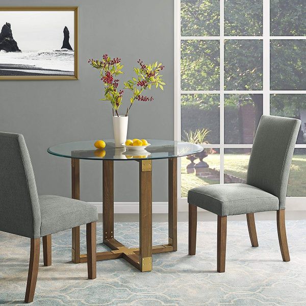 Chân bàn làm bằng gỗ sồi mang đến cảm giác ấm cúng, cân bằng với mặt bàn làm bằng kính
