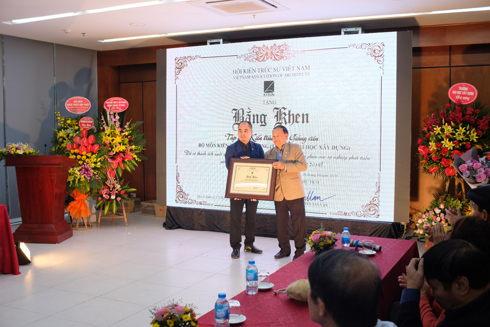KTS Nguyễn Tấn Vạn – Chủ tịch Hội Kiến trúc sư Việt Nam trao tặng Bằng khen cho Bộ môn