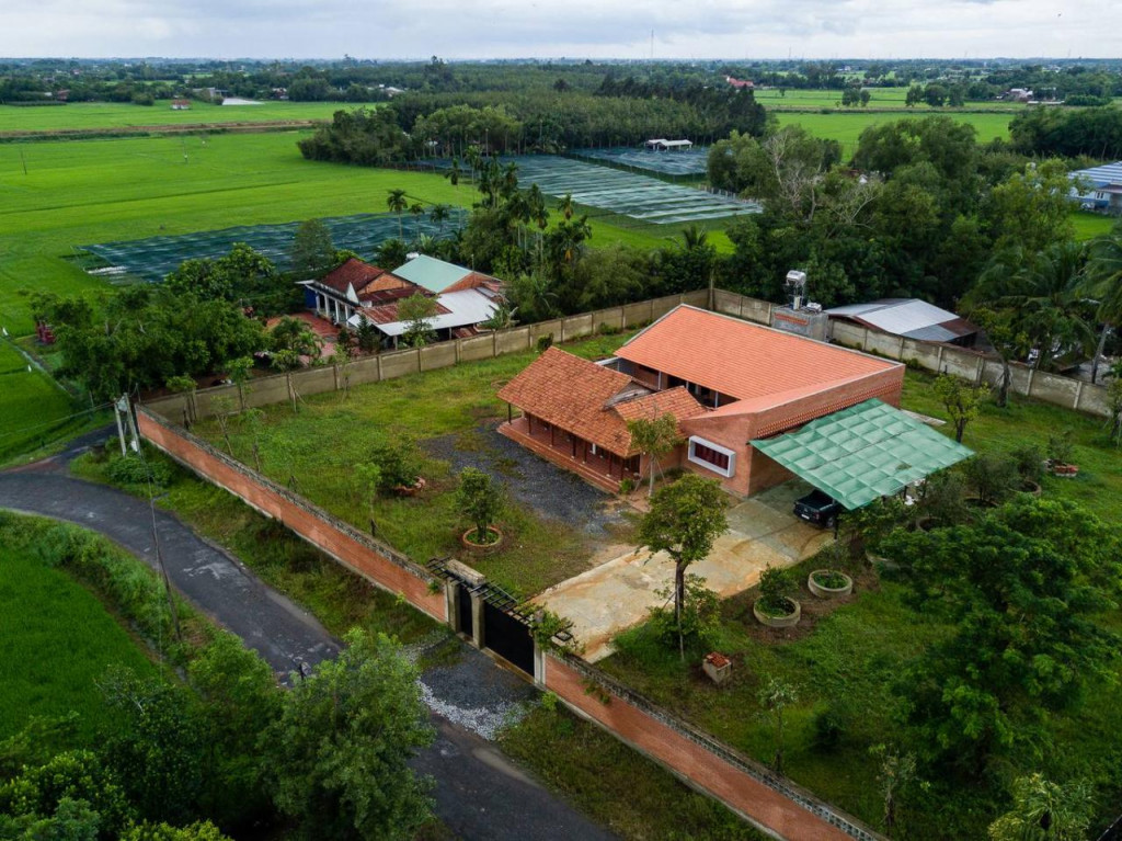 Công trình mang tên An House có diện tích 260 m2, nằm trong khu vườn rộng 2.000m2 ở giáp ranh giữa Củ Chi và Tây Ninh