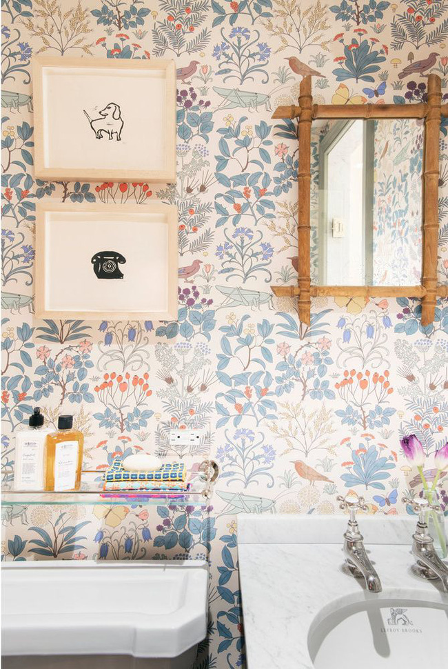 Hình nền tạo nét tinh nghịch, lạc quan và ngọt ngào trong phòng tắm nhỏ của Elizabeth Roberts Architecture & Design