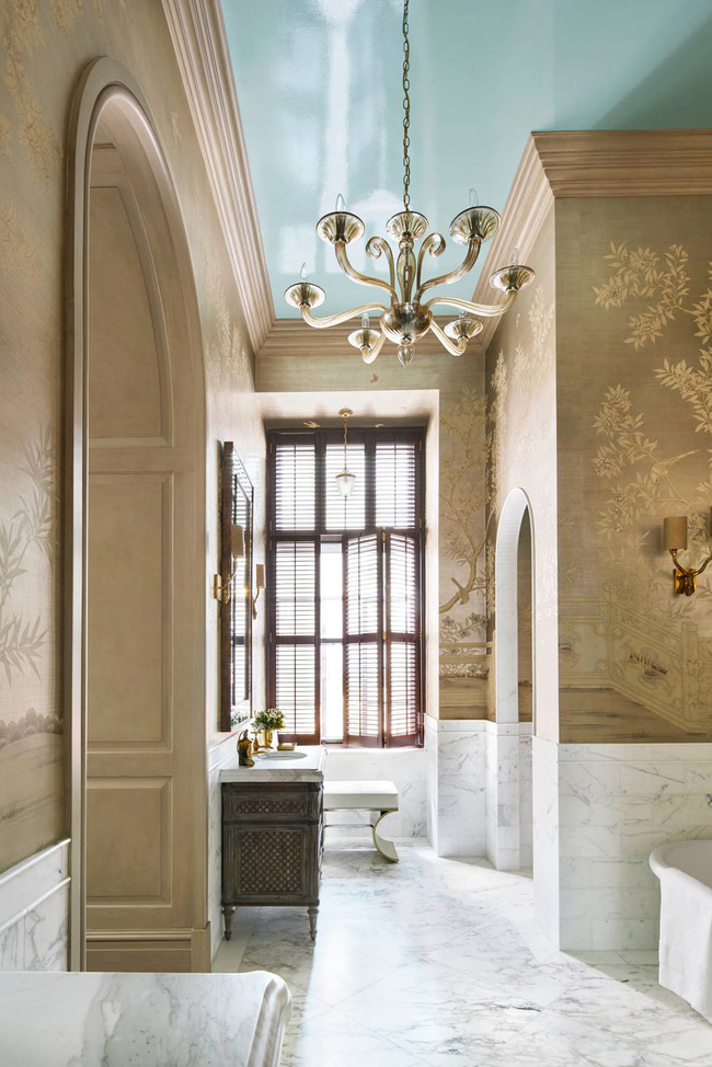 Nhà thiết kế Eddie Lee muốn phòng tắm này là "sự pha trộn giữa nét quyến rũ của Anh và sự tươi tốt của người Á Đông". Vì vậy, anh đã phủ kín các bức tường với hình nền Gracie chinoiserie.