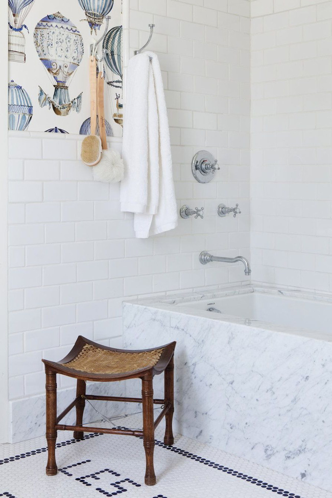 Giấy dán tường độc đáo trong phòng tắm được thiết kế bởi Studio Lifestyle chống nước và độ ẩm tốt hơn hẳn
