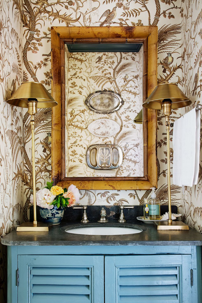 Được thiết kế bởi James Farmer, phòng tắm với hình nền độc đáo kể hết cả một câu chuyện về ngôi nhà cùng chủ sở hữu của nó