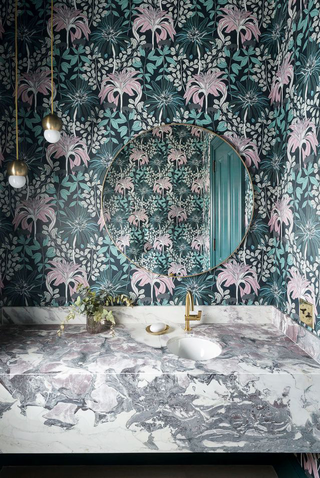 Những vòng xoáy màu xám, tím, hồng và trắng ngay lập tức thu hút sự chú ý của bạn trong phòng tắm
