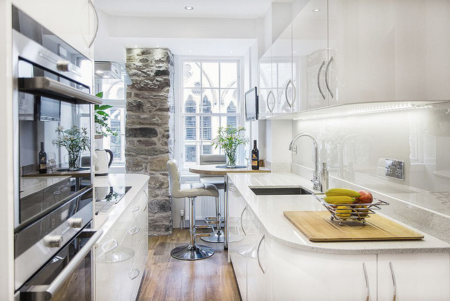 Bức tường đá Accent ngay cạnh khu vực ăn sáng và thiết kế không gian đảm bảo nhà bếp nổi bật
