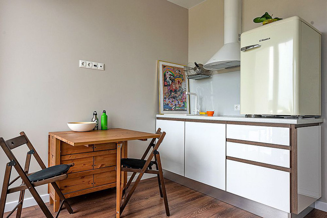 Bàn gấp kết hợp với ghế đôi bên trong nhà bếp nhỏ tạo thành khu vực ăn sáng thông minh