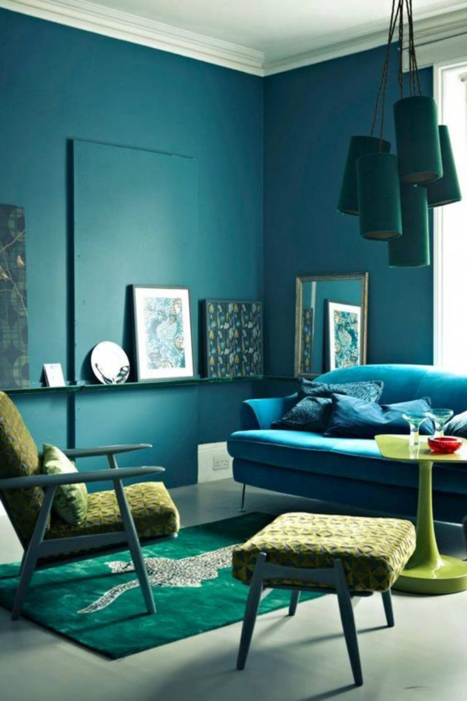 Ứng dụng quy tắc phối màu tương đồng trong phòng khách với xanh đen, xanh lam ngọc và vàng neon