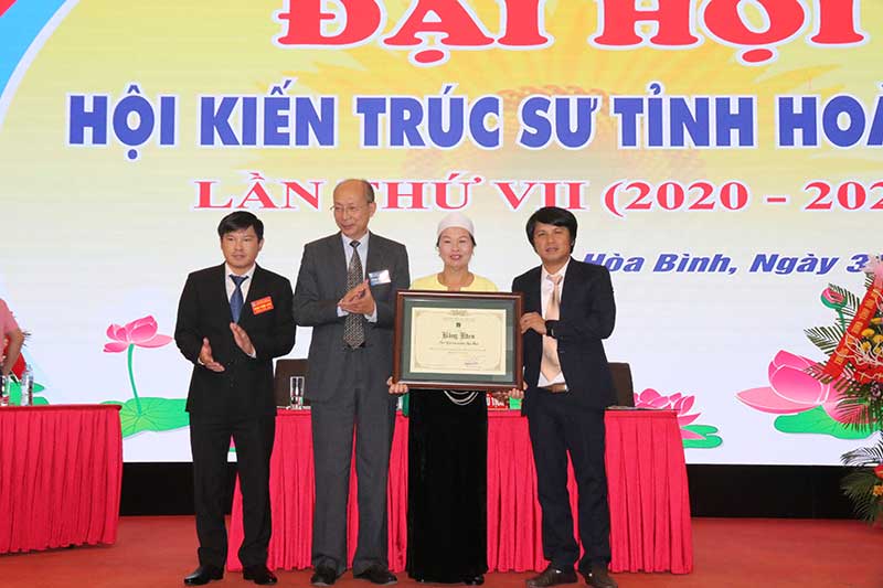 Lãnh đạo Hội KTS Việt Nam trao bằng khen cho các tập thể, cá nhân hội viên Hội KTS tỉnh Hoà Bình