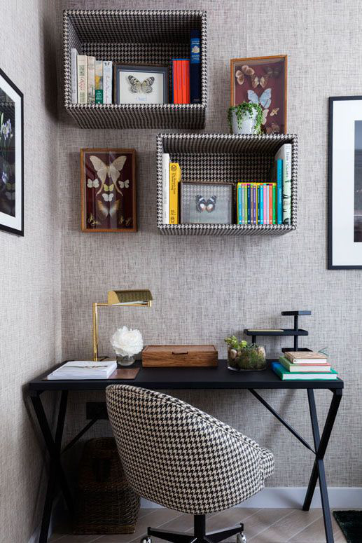Để tạo không gian làm việc hoặc đọc sách gắn kết, hãy bọc các kệ đựng sách cùng một loại vải với chỗ ngồi của bạn