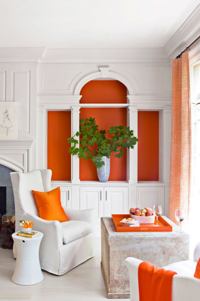 Sơn màu cam làm tủ sách hiện lên nổi bật trong phòng khách của một ngôi nhà ở Atlanta