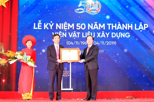 Thừa ủy quyền của Thủ tướng Chính phủ, Bộ trưởng Phạm Hồng Hà trao Bằng khen của Thủ tướng Chính phủ  cho Phó Viện trưởng Nguyễn Văn Huynh