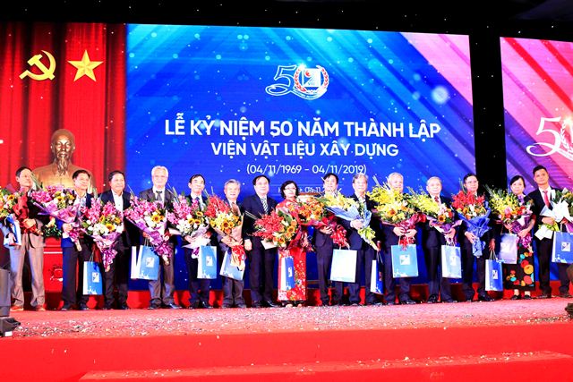 Thay mặt lãnh đạo Bộ Xây dựng, Thứ trưởng Nguyễn Văn Sinh vinh danh các tác giả, chủ nhiệm đề tài có nhiều đóng góp trong công tác nghiên cứu khoa học của Viện Vật liệu xây dựng