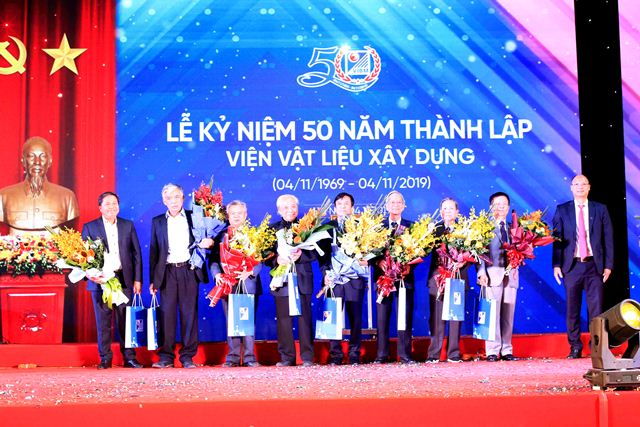 Nhân kỷ niệm 50 năm Ngày thành lập Viện, Viện trưởng Lê Trung Thành tặng quà tri ân  các lãnh đạo, cán bộ viên chức Viện qua các thời kỳ