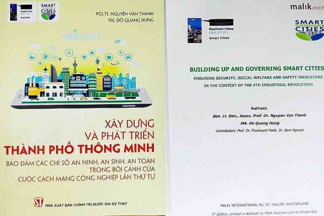 Tại buổi Lễ, PGS. TS Nguyễn Văn Thành đã ủy quyền cho Báo Xây dựng là đơn vị phát hành cuốn sách.