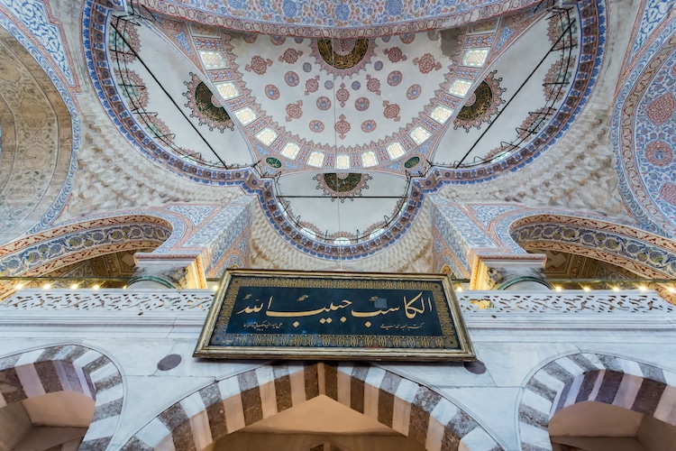 Nội thất Nhà thờ Hồi giáo Sultan Ahmed (Ảnh: dade72 qua Shutterstock)