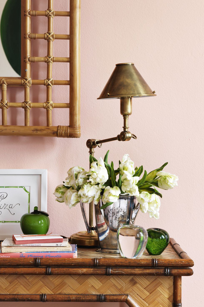 Bó hoa mang sắc màu trung tính có thể bổ sung cho một bối cảnh tươi sáng. Trong một phòng ngủ ở Palm Beach được vẽ Salmon Peach của Benjamin Moore, hoa tulip trắng cũng có những điểm nhấn bên cạnh màu xanh táo ấn tượng.