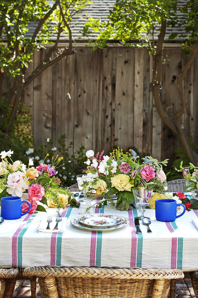 Nhà thiết kế Heather Taylor đã tái tạo họa tiết trên những chiếc đĩa với những bó hoa của bữa tiệc trong vườn. Ngay cả khi khách không chú ý đến đồ dùng cắm hoa, chúng vẫn là chi tiết rất đáng yêu tạo tính đối xứng cho lọ cắm.