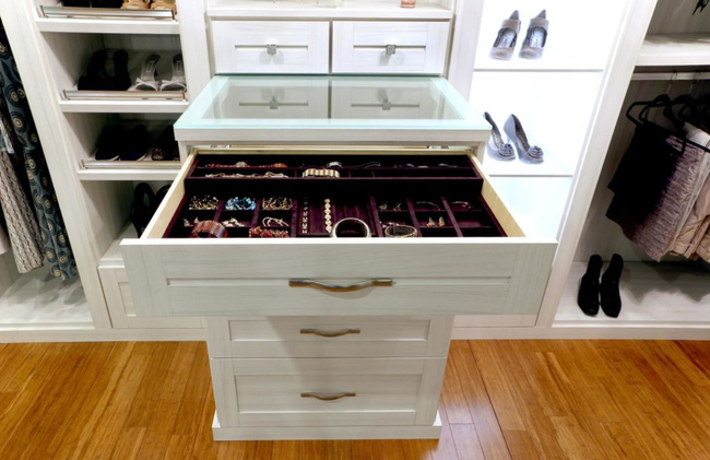 Thiết kế tùy chỉnh này được tạo ra bởi California Closets có các ngăn nhỏ đặc biệt bên trong các ngăn kéo lớn để đựng đồ trang sức.